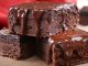 Brownie, çikolata severlerin vazgeçilmez tatlılarından biri olarak mutfaklarda yer alır. Adını İngilizce “brown” kelimesinden alan bu tatlı, koyu renkli ve yoğun çikolatalı yapısıyla tanınır. İlk olarak 19. yüzyılın sonlarında Amerika’da ortaya çıkan brownie, kısa sürede popülerleşmiş ve farklı tariflerle çeşitlendirilmiştir. Konulu bir haber görseli.