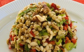 Buğday Salatası: Hafif Ve Sağlıklı Sofraların Vazgeçilmezi Buğday salatası, sağlıklı beslenme trendleriyle birlikte son yıllarda sofraların vazgeçilmez seçeneklerinden biri hâline gelmiştir. Ana malzemesi buğday olan bu salata, özellikle öğle yemeklerinde ve hafif akşam yemeklerinde tercih edilen doyurucu bir alternatiftir. Türkiye’nin farklı bölgelerinde farklı şekillerde hazırlanabilen bu tarif, hem geleneksel hem de modern yorumlarla sunulabilir. Konulu bir haber görseli.