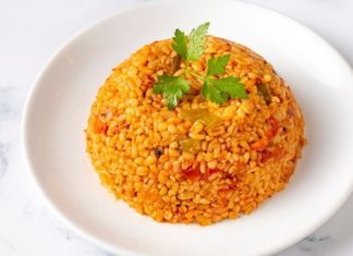 Bulgur Pilavı: Sofraların Sağlıklı Ve Lezzetli Tercihi Bulgur pilavı, Türk mutfağının vazgeçilmez yemeklerinden biridir ve yüzyıllardır sofralarda yerini korur. Hem hafif hem de doyurucu olması, onu günlük öğünler için ideal kılar. Tarih boyunca özellikle Anadolu mutfağında kahvaltılardan ana yemeklere kadar geniş bir kullanım alanına sahiptir. Konulu bir haber görseli.