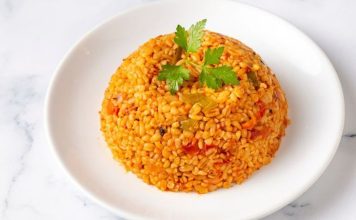 Bulgur Pilavı: Sofraların Sağlıklı Ve Lezzetli Tercihi Bulgur pilavı, Türk mutfağının vazgeçilmez yemeklerinden biridir ve yüzyıllardır sofralarda yerini korur. Hem hafif hem de doyurucu olması, onu günlük öğünler için ideal kılar. Tarih boyunca özellikle Anadolu mutfağında kahvaltılardan ana yemeklere kadar geniş bir kullanım alanına sahiptir. Konulu bir haber görseli.