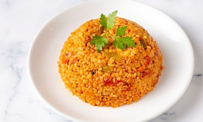 Bulgur pilavı, Türk mutfağının vazgeçilmez yemeklerinden biridir ve yüzyıllardır sofralarda yerini korur. Hem hafif hem de doyurucu olması, onu günlük öğünler için ideal kılar. Tarih boyunca özellikle Anadolu mutfağında kahvaltılardan ana yemeklere kadar geniş bir kullanım alanına sahiptir. Konulu bir haber görseli.