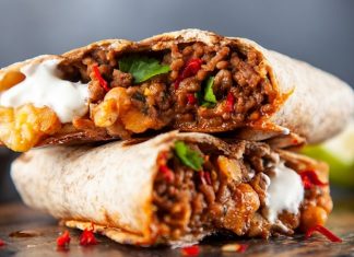 Burrito, Meksika mutfağının dünya çapında en çok tanınan yemeklerinden biridir. Adı İspanyolca’da “küçük eşek” anlamına gelse de bu lezzet, adını içindeki malzemelerin sarılıp taşınabilir olmasından almıştır. Tarihi 19. yüzyıl sonlarına kadar uzanan burrito, ilk olarak kuzey Meksika’da yaygınlaşmış, daha sonra Amerika Birleşik Devletleri’nin güney bölgelerinde büyük ilgi görmüştür. Konulu bir haber görseli.