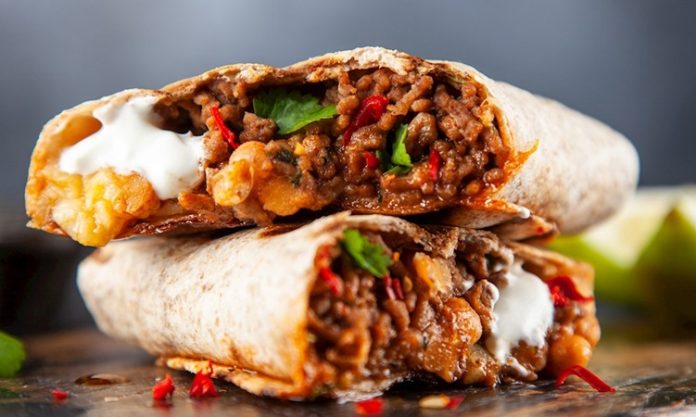 Burrito, Meksika mutfağının dünya çapında en çok tanınan yemeklerinden biridir. Adı İspanyolca’da “küçük eşek” anlamına gelse de bu lezzet, adını içindeki malzemelerin sarılıp taşınabilir olmasından almıştır. Tarihi 19. yüzyıl sonlarına kadar uzanan burrito, ilk olarak kuzey Meksika’da yaygınlaşmış, daha sonra Amerika Birleşik Devletleri’nin güney bölgelerinde büyük ilgi görmüştür. Konulu bir haber görseli.