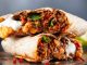 Burrito Dünyada Popülerliği Artan Lezzet Burrito, Meksika mutfağının dünya çapında en çok tanınan yemeklerinden biridir. Adı İspanyolca’da “küçük eşek” anlamına gelse de bu lezzet, adını içindeki malzemelerin sarılıp taşınabilir olmasından almıştır. Tarihi 19. yüzyıl sonlarına kadar uzanan burrito, ilk olarak kuzey Meksika’da yaygınlaşmış, daha sonra Amerika Birleşik Devletleri’nin güney bölgelerinde büyük ilgi görmüştür. Konulu bir haber görseli.