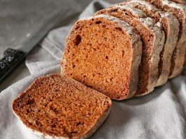 Çavdar Ekmeği Lezzeti ve Sağlıklı Alternatifleri Geleneksel Türk mutfağının değerli ekmek çeşitlerinden biri olan çavdar ekmeği, özellikle sağlıklı beslenmeyi önemseyen bireyler tarafından tercih edilmektedir. Yüzyıllardır Anadolu’da yapılan bu ekmek, sadece lezzetiyle değil, besleyici özellikleriyle de öne çıkar. Çavdar ekmeği, düşük glisemik indeksi sayesinde kan şekeri seviyesini dengeleyerek gün boyunca enerji sağlar. Konulu bir haber görseli.