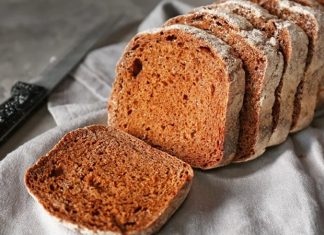 Çavdar Ekmeği Lezzeti ve Sağlıklı Alternatifleri Geleneksel Türk mutfağının değerli ekmek çeşitlerinden biri olan çavdar ekmeği, özellikle sağlıklı beslenmeyi önemseyen bireyler tarafından tercih edilmektedir. Yüzyıllardır Anadolu’da yapılan bu ekmek, sadece lezzetiyle değil, besleyici özellikleriyle de öne çıkar. Çavdar ekmeği, düşük glisemik indeksi sayesinde kan şekeri seviyesini dengeleyerek gün boyunca enerji sağlar. Konulu bir haber görseli.