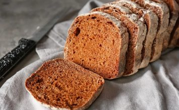 Çavdar Ekmeği Lezzeti ve Sağlıklı Alternatifleri Geleneksel Türk mutfağının değerli ekmek çeşitlerinden biri olan çavdar ekmeği, özellikle sağlıklı beslenmeyi önemseyen bireyler tarafından tercih edilmektedir. Yüzyıllardır Anadolu’da yapılan bu ekmek, sadece lezzetiyle değil, besleyici özellikleriyle de öne çıkar. Çavdar ekmeği, düşük glisemik indeksi sayesinde kan şekeri seviyesini dengeleyerek gün boyunca enerji sağlar. Konulu bir haber görseli.