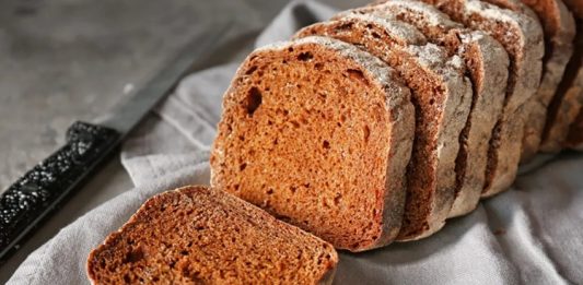 Çavdar Ekmeği Lezzeti ve Sağlıklı Alternatifleri Geleneksel Türk mutfağının değerli ekmek çeşitlerinden biri olan çavdar ekmeği, özellikle sağlıklı beslenmeyi önemseyen bireyler tarafından tercih edilmektedir. Yüzyıllardır Anadolu’da yapılan bu ekmek, sadece lezzetiyle değil, besleyici özellikleriyle de öne çıkar. Çavdar ekmeği, düşük glisemik indeksi sayesinde kan şekeri seviyesini dengeleyerek gün boyunca enerji sağlar. Konulu bir haber görseli.