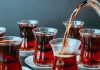 Çay, yüzyıllardır farklı kültürlerde günlük yaşamın önemli bir parçası olmuştur. Asya kökenli bu içecek, hem ritüel hem de sosyal etkileşim aracı olarak benimsenmiştir. Çin’de başlayan çay kültürü, zamanla Japonya, Hindistan ve Türkiye gibi ülkelere yayılmıştır. Konulu bir haber görseli.