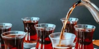 Çay, yüzyıllardır farklı kültürlerde günlük yaşamın önemli bir parçası olmuştur. Asya kökenli bu içecek, hem ritüel hem de sosyal etkileşim aracı olarak benimsenmiştir. Çin’de başlayan çay kültürü, zamanla Japonya, Hindistan ve Türkiye gibi ülkelere yayılmıştır. Konulu bir haber görseli.