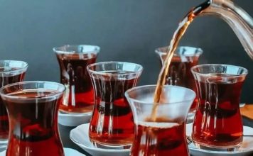 Çay, yüzyıllardır farklı kültürlerde günlük yaşamın önemli bir parçası olmuştur. Asya kökenli bu içecek, hem ritüel hem de sosyal etkileşim aracı olarak benimsenmiştir. Çin’de başlayan çay kültürü, zamanla Japonya, Hindistan ve Türkiye gibi ülkelere yayılmıştır. Konulu bir haber görseli.