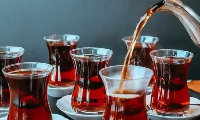 Çay, yüzyıllardır farklı kültürlerde günlük yaşamın önemli bir parçası olmuştur. Asya kökenli bu içecek, hem ritüel hem de sosyal etkileşim aracı olarak benimsenmiştir. Çin’de başlayan çay kültürü, zamanla Japonya, Hindistan ve Türkiye gibi ülkelere yayılmıştır. Konulu bir haber görseli.