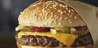 Cheeseburger, adını aldığı peynirle birleşerek hamburgerin en sevilen versiyonlarından biri olmuştur. İlk olarak 1920’lerde Amerika’da ortaya çıktığı bilinen cheeseburger, kısa sürede tüm dünyaya yayılarak milyonların vazgeçilmez lezzeti haline gelmiştir. Hamburgerin köfte ve ekmekten oluşan temel yapısına eriyen peynirin eklenmesiyle doğan bu tarif, damakta farklı bir tat yaratmıştır. Konulu bir haber görseli.