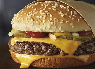 Cheeseburger Lezzetin Peynirlisi Cheeseburger, adını aldığı peynirle birleşerek hamburgerin en sevilen versiyonlarından biri olmuştur. İlk olarak 1920’lerde Amerika’da ortaya çıktığı bilinen cheeseburger, kısa sürede tüm dünyaya yayılarak milyonların vazgeçilmez lezzeti haline gelmiştir. Hamburgerin köfte ve ekmekten oluşan temel yapısına eriyen peynirin eklenmesiyle doğan bu tarif, damakta farklı bir tat yaratmıştır. Konulu bir haber görseli.