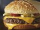 Cheeseburger, adını aldığı peynirle birleşerek hamburgerin en sevilen versiyonlarından biri olmuştur. İlk olarak 1920’lerde Amerika’da ortaya çıktığı bilinen cheeseburger, kısa sürede tüm dünyaya yayılarak milyonların vazgeçilmez lezzeti haline gelmiştir. Hamburgerin köfte ve ekmekten oluşan temel yapısına eriyen peynirin eklenmesiyle doğan bu tarif, damakta farklı bir tat yaratmıştır. Konulu bir haber görseli.