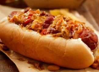 Amerika mutfağının en sevilen sokak lezzetlerinden biri olan chili dog, klasik hot dog’un baharatlı bir versiyonudur. Kökeni 20. yüzyılın başlarına uzanan bu yiyecek, özellikle Teksas ve Kaliforniya sokaklarında popüler hale gelmiştir. Klasik sosis ve ekmek kombinasyonunun üzerine eklenen acılı chili sos, chili dog’un karakteristik özelliğini oluşturur. Konulu bir haber görseli.