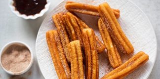Churros, İspanya kökenli, kızartılarak hazırlanan tatlı hamur çubuklarıdır. 19. yüzyılda İspanya’da ortaya çıkan bu lezzet, kısa sürede Latin Amerika ve dünyanın farklı bölgelerine yayılmıştır. Geleneksel olarak kahvaltıda veya akşamüstü çay saatlerinde tüketilen churros, sıcak çikolata veya karamel sosla birlikte sunulur. Konulu bir haber görseli.