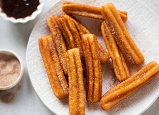 Churros, İspanya kökenli, kızartılarak hazırlanan tatlı hamur çubuklarıdır. 19. yüzyılda İspanya’da ortaya çıkan bu lezzet, kısa sürede Latin Amerika ve dünyanın farklı bölgelerine yayılmıştır. Geleneksel olarak kahvaltıda veya akşamüstü çay saatlerinde tüketilen churros, sıcak çikolata veya karamel sosla birlikte sunulur. Konulu bir haber görseli.