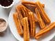 Churros, İspanya kökenli, kızartılarak hazırlanan tatlı hamur çubuklarıdır. 19. yüzyılda İspanya’da ortaya çıkan bu lezzet, kısa sürede Latin Amerika ve dünyanın farklı bölgelerine yayılmıştır. Geleneksel olarak kahvaltıda veya akşamüstü çay saatlerinde tüketilen churros, sıcak çikolata veya karamel sosla birlikte sunulur. Konulu bir haber görseli.