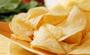 Cips: Atıştırmalık Kültürünün Vazgeçilmez Lezzeti Cips, dünya genelinde en yaygın atıştırmalıklardan biridir ve kökeni 19. yüzyılın sonlarına kadar uzanır. İlk olarak Amerika’da ortaya çıkan cips, patatesin ince dilimlenip kızartılmasıyla üretilmiştir. Zamanla farklı çeşitler ve aromalar geliştirilmiş, özellikle gençler arasında popüler bir atıştırmalık haline gelmiştir. Konulu bir haber görseli.