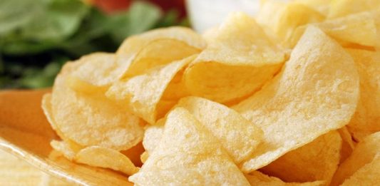 Cips, dünya genelinde en yaygın atıştırmalıklardan biridir ve kökeni 19. yüzyılın sonlarına kadar uzanır. İlk olarak Amerika’da ortaya çıkan cips, patatesin ince dilimlenip kızartılmasıyla üretilmiştir. Zamanla farklı çeşitler ve aromalar geliştirilmiş, özellikle gençler arasında popüler bir atıştırmalık haline gelmiştir. Konulu bir haber görseli.