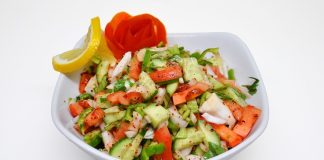 Çoban Salata, özellikle Akdeniz mutfağının en sevilen salatalarından biridir. Türkiye’deki sofraların vazgeçilmezi haline gelmiş olan bu salata, basit malzemeleriyle bile büyük bir lezzet sunar. Adını, köken olarak çobanların taze sebzelerden hızlıca hazırladığı hafif ve doyurucu bir öğünden alır. Tarih boyunca çiftçilerin ve çobanların besleyici öğün ihtiyaçlarını karşılamasıyla popülerleşmiştir. Konulu bir haber görseli.