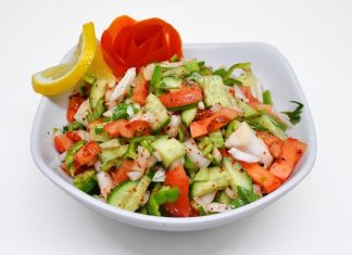 Çoban Salata, özellikle Akdeniz mutfağının en sevilen salatalarından biridir. Türkiye’deki sofraların vazgeçilmezi haline gelmiş olan bu salata, basit malzemeleriyle bile büyük bir lezzet sunar. Adını, köken olarak çobanların taze sebzelerden hızlıca hazırladığı hafif ve doyurucu bir öğünden alır. Tarih boyunca çiftçilerin ve çobanların besleyici öğün ihtiyaçlarını karşılamasıyla popülerleşmiştir. Konulu bir haber görseli.