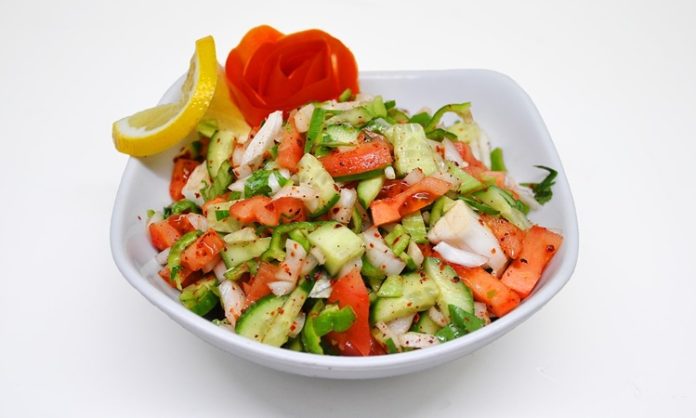 Çoban Salata, özellikle Akdeniz mutfağının en sevilen salatalarından biridir. Türkiye’deki sofraların vazgeçilmezi haline gelmiş olan bu salata, basit malzemeleriyle bile büyük bir lezzet sunar. Adını, köken olarak çobanların taze sebzelerden hızlıca hazırladığı hafif ve doyurucu bir öğünden alır. Tarih boyunca çiftçilerin ve çobanların besleyici öğün ihtiyaçlarını karşılamasıyla popülerleşmiştir. Konulu bir haber görseli.