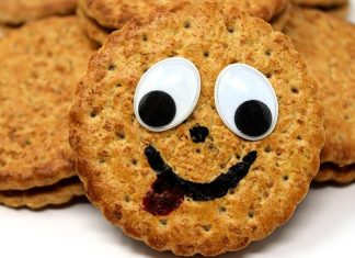 Cookie: Tatlı Krizlerinin Vazgeçilmezi Cookie, dünya çapında tatlı severlerin favori atıştırmalıklarından biridir. İngilizce “biscuit” kelimesinden türeyen ve özellikle Amerika’da yaygınlaşan bu tatlı, ilk olarak 18. yüzyılda fırınlarda pişirilen küçük kekler olarak ortaya çıkmıştır. Zamanla içerisine çikolata parçacıkları, fındık ve ceviz gibi malzemeler eklenerek çeşitlenmiştir. Konulu bir haber görseli.
