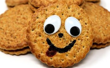 Cookie, dünya çapında tatlı severlerin favori atıştırmalıklarından biridir. İngilizce “biscuit” kelimesinden türeyen ve özellikle Amerika’da yaygınlaşan bu tatlı, ilk olarak 18. yüzyılda fırınlarda pişirilen küçük kekler olarak ortaya çıkmıştır. Zamanla içerisine çikolata parçacıkları, fındık ve ceviz gibi malzemeler eklenerek çeşitlenmiştir. Konulu bir haber görseli.