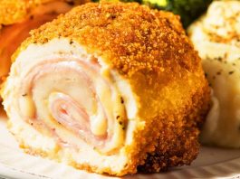 Cordon Bleu: Klasik Lezzetin Modern Sunumları ve Evlerde Hazırlama Yöntemleri Cordon Bleu, Fransız mutfağının dünyaca ünlü lezzetlerinden biridir. İsmi, Fransızcada “Mavi Kurdele” anlamına gelir ve genellikle yüksek kaliteli yemekler için kullanılan bir terimdir. Tarih boyunca Fransız saray mutfağında önemli bir yere sahip olan cordon bleu, hem görsel hem de lezzet açısından etkileyici bir sunum sağlar. Konulu bir haber görseli.
