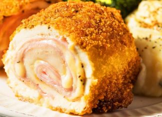 Cordon Bleu, Fransız mutfağının dünyaca ünlü lezzetlerinden biridir. İsmi, Fransızcada “Mavi Kurdele” anlamına gelir ve genellikle yüksek kaliteli yemekler için kullanılan bir terimdir. Tarih boyunca Fransız saray mutfağında önemli bir yere sahip olan cordon bleu, hem görsel hem de lezzet açısından etkileyici bir sunum sağlar. Konulu bir haber görseli.