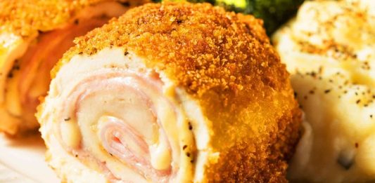 Cordon Bleu: Klasik Lezzetin Modern Sunumları ve Evlerde Hazırlama Yöntemleri Cordon Bleu, Fransız mutfağının dünyaca ünlü lezzetlerinden biridir. İsmi, Fransızcada “Mavi Kurdele” anlamına gelir ve genellikle yüksek kaliteli yemekler için kullanılan bir terimdir. Tarih boyunca Fransız saray mutfağında önemli bir yere sahip olan cordon bleu, hem görsel hem de lezzet açısından etkileyici bir sunum sağlar. Konulu bir haber görseli.