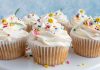 Cupcake, tatlı severlerin gözdesi haline gelmiş, küçük boyutlu ve şirin sunumlarıyla dikkat çeken bir pastacılık ürünüdür. 19. yüzyılda Amerika’da ortaya çıkan bu mini kekler, ev mutfaklarında kolayca hazırlanabilecek pratik tarifler olarak yaygınlaşmıştır. Adını ise küçük kaplarda pişirilmesinden alır. Konulu bir haber görseli.