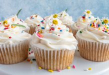 Cupcake, tatlı severlerin gözdesi haline gelmiş, küçük boyutlu ve şirin sunumlarıyla dikkat çeken bir pastacılık ürünüdür. 19. yüzyılda Amerika’da ortaya çıkan bu mini kekler, ev mutfaklarında kolayca hazırlanabilecek pratik tarifler olarak yaygınlaşmıştır. Adını ise küçük kaplarda pişirilmesinden alır. Konulu bir haber görseli.