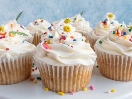 Cupcake, tatlı severlerin gözdesi haline gelmiş, küçük boyutlu ve şirin sunumlarıyla dikkat çeken bir pastacılık ürünüdür. 19. yüzyılda Amerika’da ortaya çıkan bu mini kekler, ev mutfaklarında kolayca hazırlanabilecek pratik tarifler olarak yaygınlaşmıştır. Adını ise küçük kaplarda pişirilmesinden alır. Konulu bir haber görseli.