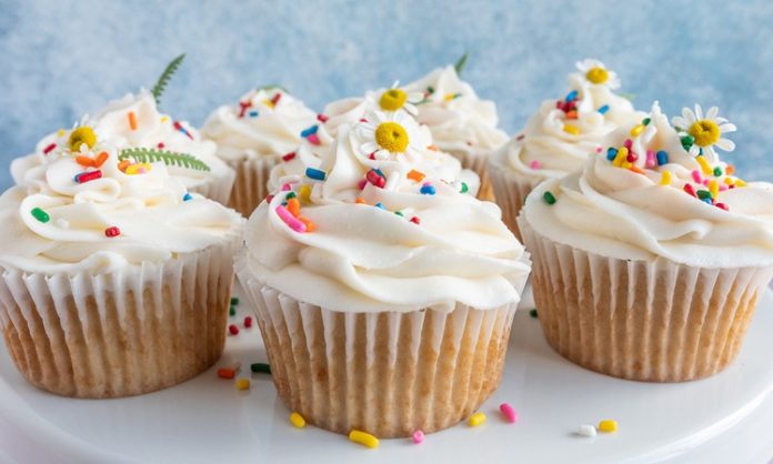 Cupcake, tatlı severlerin gözdesi haline gelmiş, küçük boyutlu ve şirin sunumlarıyla dikkat çeken bir pastacılık ürünüdür. 19. yüzyılda Amerika’da ortaya çıkan bu mini kekler, ev mutfaklarında kolayca hazırlanabilecek pratik tarifler olarak yaygınlaşmıştır. Adını ise küçük kaplarda pişirilmesinden alır. Konulu bir haber görseli.