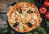Deniz mahsullü pizza, klasik İtalyan pizzalarının deniz ürünleriyle zenginleştirilmiş modern bir yorumudur. Akdeniz ve İtalyan mutfağından ilham alan bu pizza, dünya genelinde kısa sürede popülerlik kazanmıştır. Özellikle taze deniz ürünleri ve kaliteli malzemelerin birleşimi, pizzayı hem lezzet hem de görsellik açısından özel kılar. Konulu bir haber görseli.