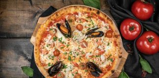 Deniz mahsullü pizza, klasik İtalyan pizzalarının deniz ürünleriyle zenginleştirilmiş modern bir yorumudur. Akdeniz ve İtalyan mutfağından ilham alan bu pizza, dünya genelinde kısa sürede popülerlik kazanmıştır. Özellikle taze deniz ürünleri ve kaliteli malzemelerin birleşimi, pizzayı hem lezzet hem de görsellik açısından özel kılar. Konulu bir haber görseli.