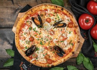 Deniz mahsullü pizza, klasik İtalyan pizzalarının deniz ürünleriyle zenginleştirilmiş modern bir yorumudur. Akdeniz ve İtalyan mutfağından ilham alan bu pizza, dünya genelinde kısa sürede popülerlik kazanmıştır. Özellikle taze deniz ürünleri ve kaliteli malzemelerin birleşimi, pizzayı hem lezzet hem de görsellik açısından özel kılar. Konulu bir haber görseli.