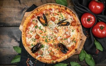 Deniz mahsullü pizza, klasik İtalyan pizzalarının deniz ürünleriyle zenginleştirilmiş modern bir yorumudur. Akdeniz ve İtalyan mutfağından ilham alan bu pizza, dünya genelinde kısa sürede popülerlik kazanmıştır. Özellikle taze deniz ürünleri ve kaliteli malzemelerin birleşimi, pizzayı hem lezzet hem de görsellik açısından özel kılar. Konulu bir haber görseli.