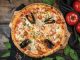 Deniz mahsullü pizza, klasik İtalyan pizzalarının deniz ürünleriyle zenginleştirilmiş modern bir yorumudur. Akdeniz ve İtalyan mutfağından ilham alan bu pizza, dünya genelinde kısa sürede popülerlik kazanmıştır. Özellikle taze deniz ürünleri ve kaliteli malzemelerin birleşimi, pizzayı hem lezzet hem de görsellik açısından özel kılar. Konulu bir haber görseli.