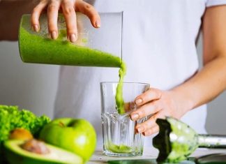 Detoks, modern yaşamın getirdiği stres ve yanlış beslenme alışkanlıkları nedeniyle birikmiş toksinleri vücuttan uzaklaştırmayı amaçlayan yöntemleri ifade eder. Düzenli yapılan detoks uygulamaları, sindirim sisteminin daha verimli çalışmasına katkı sağlar ve metabolizmayı hızlandırır. Bu süreçte tüketilen doğal içecekler ve besinler, bağışıklık sistemini güçlendirir. Konulu bir haber görseli.