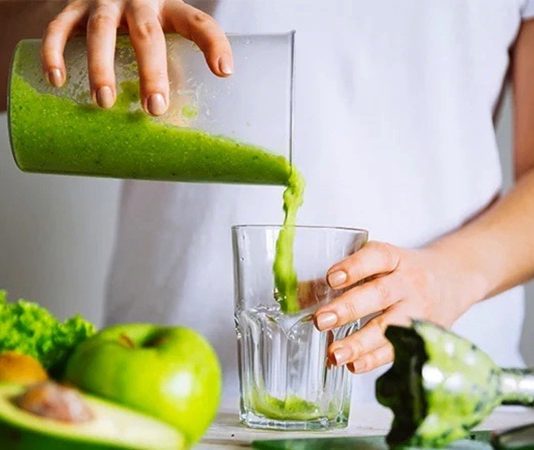 Detoks, modern yaşamın getirdiği stres ve yanlış beslenme alışkanlıkları nedeniyle birikmiş toksinleri vücuttan uzaklaştırmayı amaçlayan yöntemleri ifade eder. Düzenli yapılan detoks uygulamaları, sindirim sisteminin daha verimli çalışmasına katkı sağlar ve metabolizmayı hızlandırır. Bu süreçte tüketilen doğal içecekler ve besinler, bağışıklık sistemini güçlendirir. Konulu bir haber görseli.