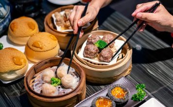 Dim Sum, Çin mutfağının en köklü ve sevilen geleneklerinden biridir. Çay kültürüyle özdeşleşen bu yemek türü, küçük porsiyonlar halinde servis edilen çeşitli yiyeceklerden oluşur. Tarihi, yüzyıllar öncesine dayanan bu lezzet, özellikle Guangdong bölgesinde ortaya çıkmış ve zamanla Çin’in farklı bölgelerine yayılmıştır. Yolculara hızlı ve doyurucu yiyecek sunma amacıyla başlayan bu gelenek, bugün hem Çin mutfağının hem de dünya gastronomisinin vazgeçilmez bir parçası haline gelmiştir. Konulu bir haber görseli.