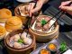 Dim Sum, Çin mutfağının en köklü ve sevilen geleneklerinden biridir. Çay kültürüyle özdeşleşen bu yemek türü, küçük porsiyonlar halinde servis edilen çeşitli yiyeceklerden oluşur. Tarihi, yüzyıllar öncesine dayanan bu lezzet, özellikle Guangdong bölgesinde ortaya çıkmış ve zamanla Çin’in farklı bölgelerine yayılmıştır. Yolculara hızlı ve doyurucu yiyecek sunma amacıyla başlayan bu gelenek, bugün hem Çin mutfağının hem de dünya gastronomisinin vazgeçilmez bir parçası haline gelmiştir. Konulu bir haber görseli.