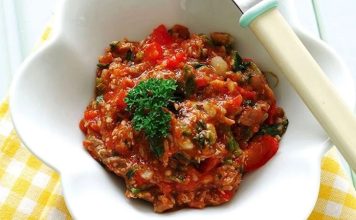 Domatesli et, geleneksel mutfakların vazgeçilmez tariflerinden biridir. Hem etin zengin protein içeriğini hem de domatesin sağlıklı bileşenlerini bir araya getiren bu yemek, dengeli beslenme için ideal bir seçenek sunar. Et, kas gelişimi ve vücut fonksiyonları için gerekli proteini sağlarken, domates C vitamini ve likopen açısından zengindir. Konulu bir haber görseli.