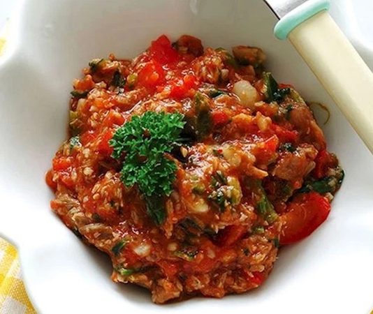 Domatesli et, geleneksel mutfakların vazgeçilmez tariflerinden biridir. Hem etin zengin protein içeriğini hem de domatesin sağlıklı bileşenlerini bir araya getiren bu yemek, dengeli beslenme için ideal bir seçenek sunar. Et, kas gelişimi ve vücut fonksiyonları için gerekli proteini sağlarken, domates C vitamini ve likopen açısından zengindir. Konulu bir haber görseli.