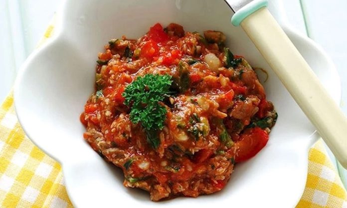 Domatesli et, geleneksel mutfakların vazgeçilmez tariflerinden biridir. Hem etin zengin protein içeriğini hem de domatesin sağlıklı bileşenlerini bir araya getiren bu yemek, dengeli beslenme için ideal bir seçenek sunar. Et, kas gelişimi ve vücut fonksiyonları için gerekli proteini sağlarken, domates C vitamini ve likopen açısından zengindir. Konulu bir haber görseli.