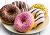 Donut, dünya mutfağının en sevilen hamur işleri arasında yer alır. Adını İngilizce “dough” (hamur) ve “nut” (fındık) kelimelerinin birleşiminden alan bu tatlı, ilk olarak 19. yüzyılda Amerika’da popülerleşmiştir. Başlangıçta sade ve halk arasında basit bir atıştırmalık olarak tüketilen donut, günümüzde çeşitli şekil, dolgu ve kaplamalarla zenginleşmiştir. Konulu bir haber görseli.